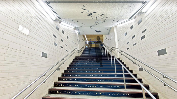 池袋駅地下から2番ホームへの階段イメージ／画像提供：西武鉄道