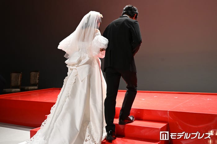 かたせ梨乃、優しくエスコートする豆原一成(C)モデルプレス