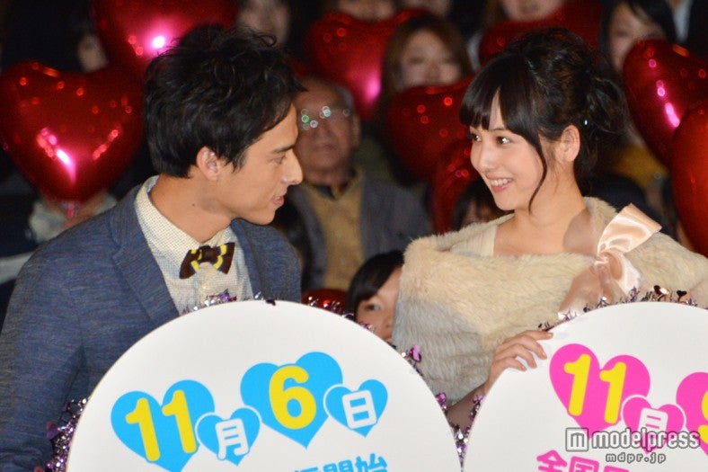 （左より）満島真之介、佐々木希