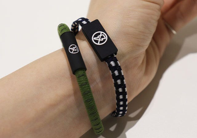 ダイソー　静電気軽減ブレスレット　装着