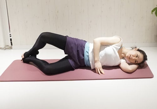 かかとを揃えたまま、上の足の膝を開いていきましょう