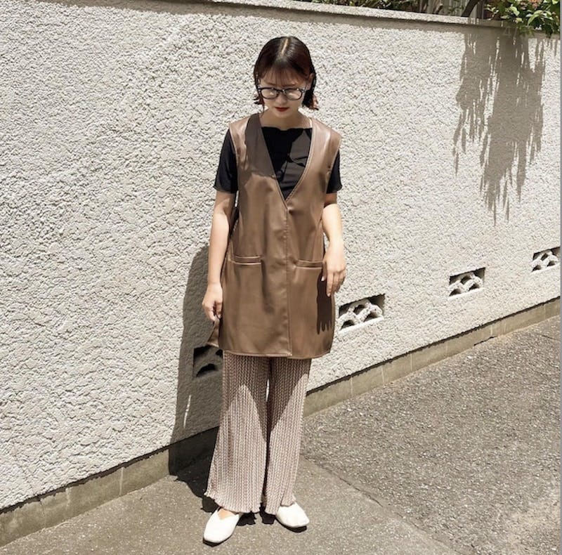 レザーベストの淡色コーデ