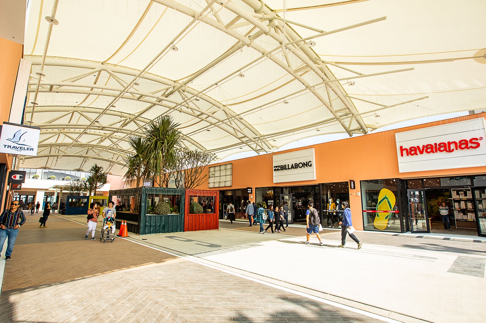 中央広場／画像提供：三井不動産