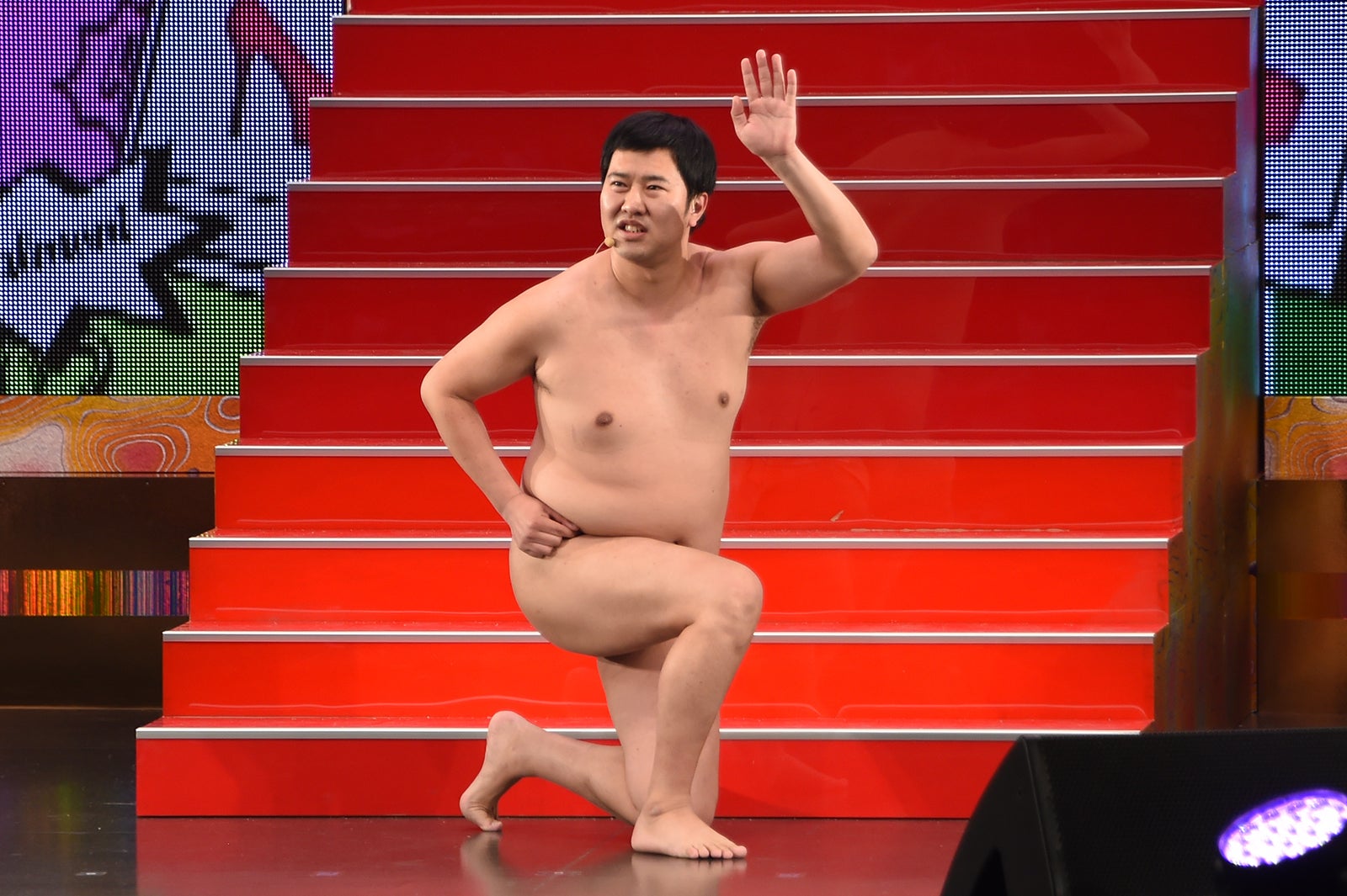 とにかく明るい安村（C）モデルプレス