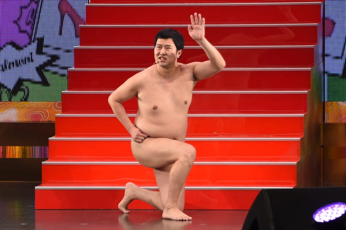 とにかく明るい安村(C)モデルプレス