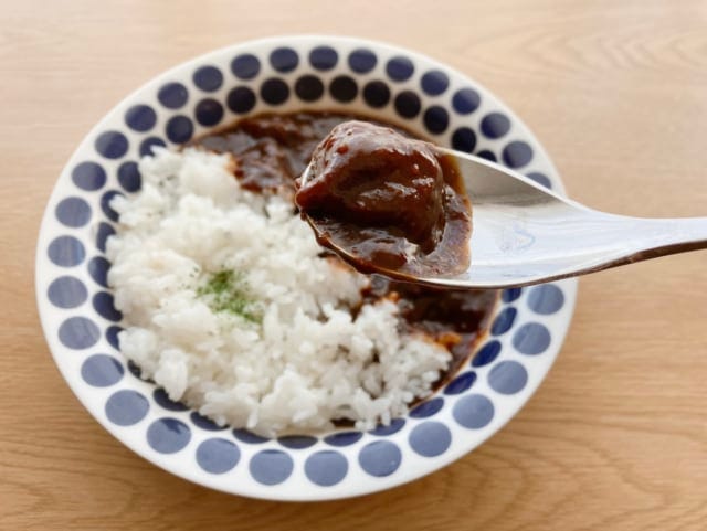 じんわりと辛さを感じるブラックカレー。