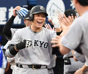 巨人連勝で4カードぶり勝ち越し 初回に佐々木がプロ初満塁本塁打、先発起用に応える大きな一発 先発・井上は6回3失点で8勝目
