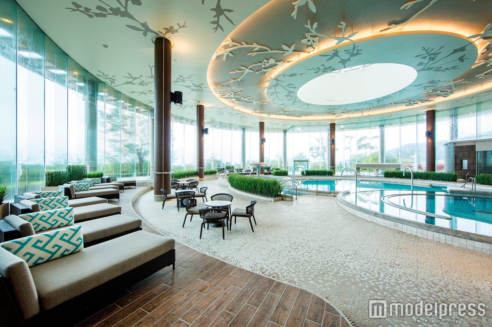 「バーデゾーン」メインプールエリア。プールサイドのベッドでのんびりするのもリゾートならでは／画像提供：小田原ヒルトン