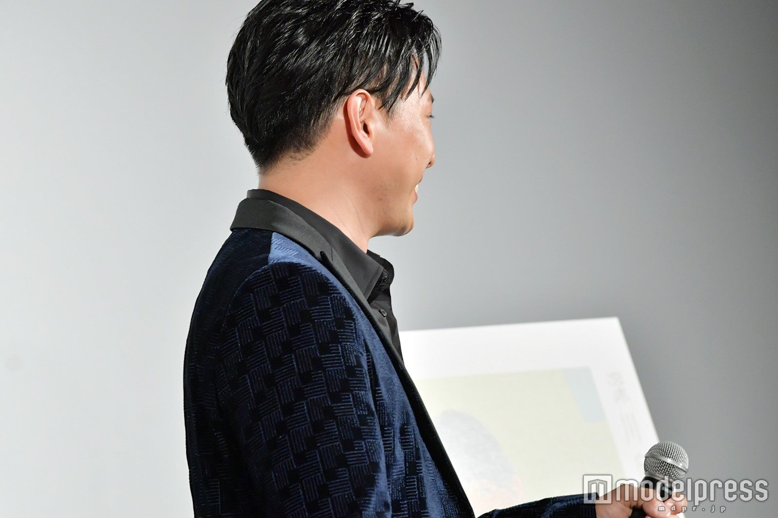 マイクを差し出す山下健二郎（C）モデルプレス