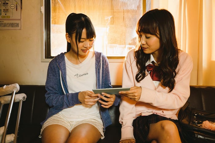 新條由芽、黒木ひかり/「電影少女-VIDEO GIRL MAI 2019-」第11話より(C)『電影少女 2019』製作委員会