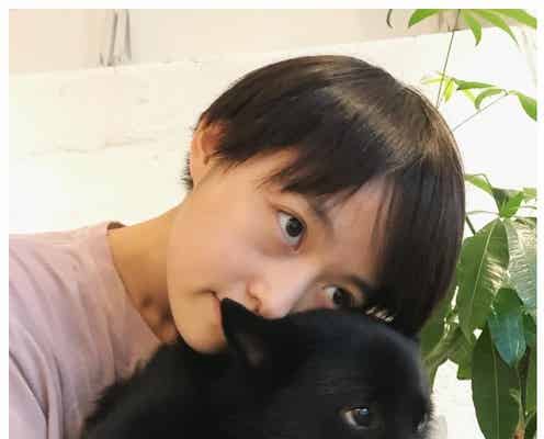 元乃木坂46伊藤万理華、ショートヘア姿が「イケメン」「少年」と話題に