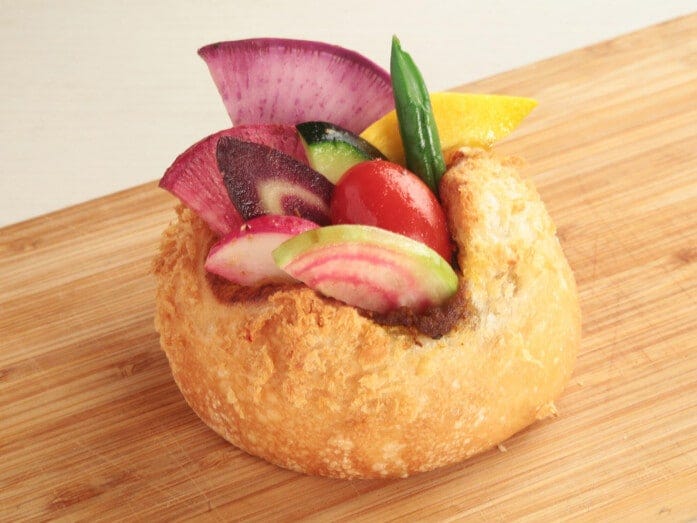 ふるさとパン祭りの「鎌倉野菜のカレーパン」。神奈川県の「ブレドール葉山」にて提供