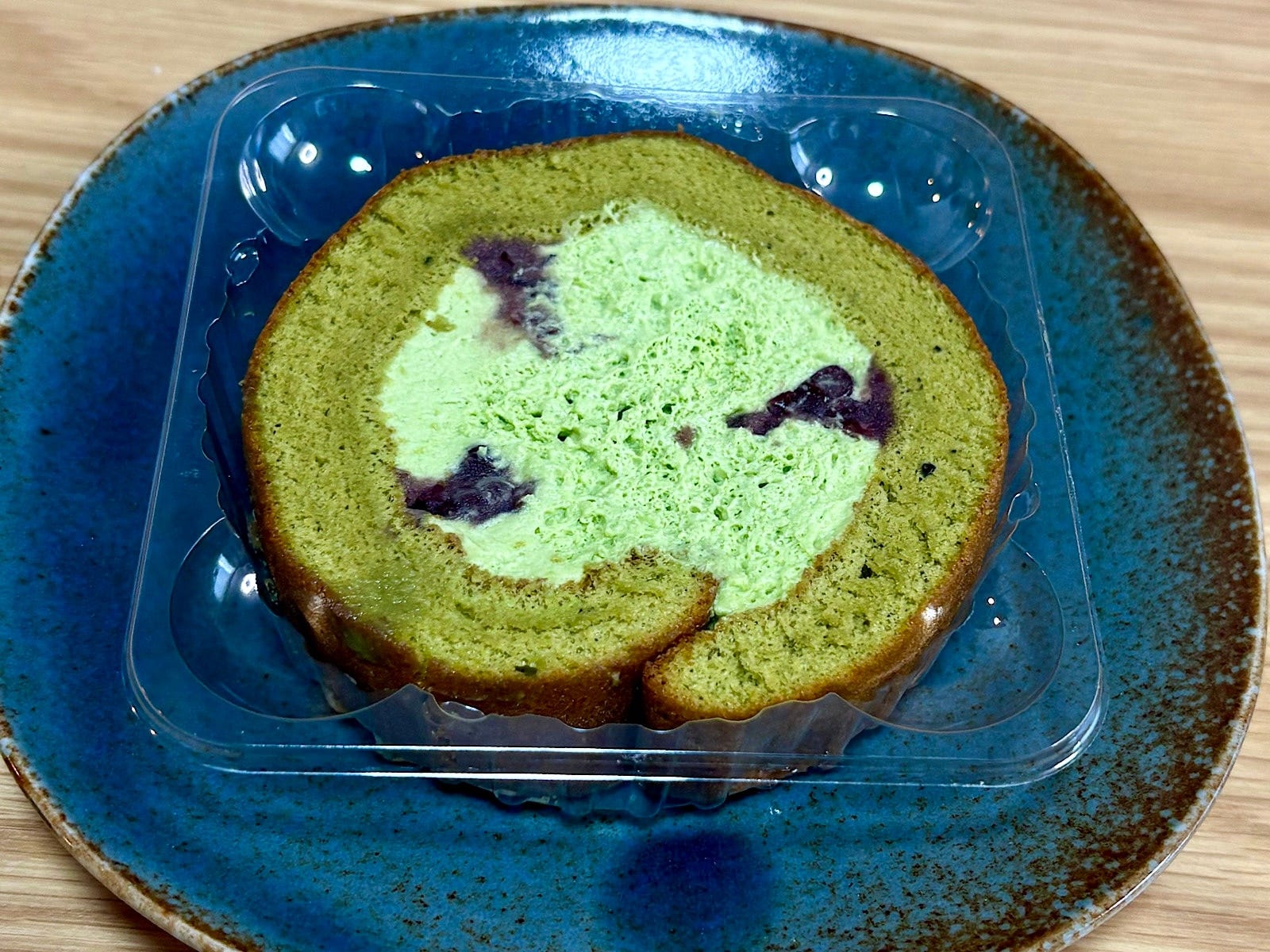 「北海道産小豆と抹茶のふんわりロール」194円(税込)