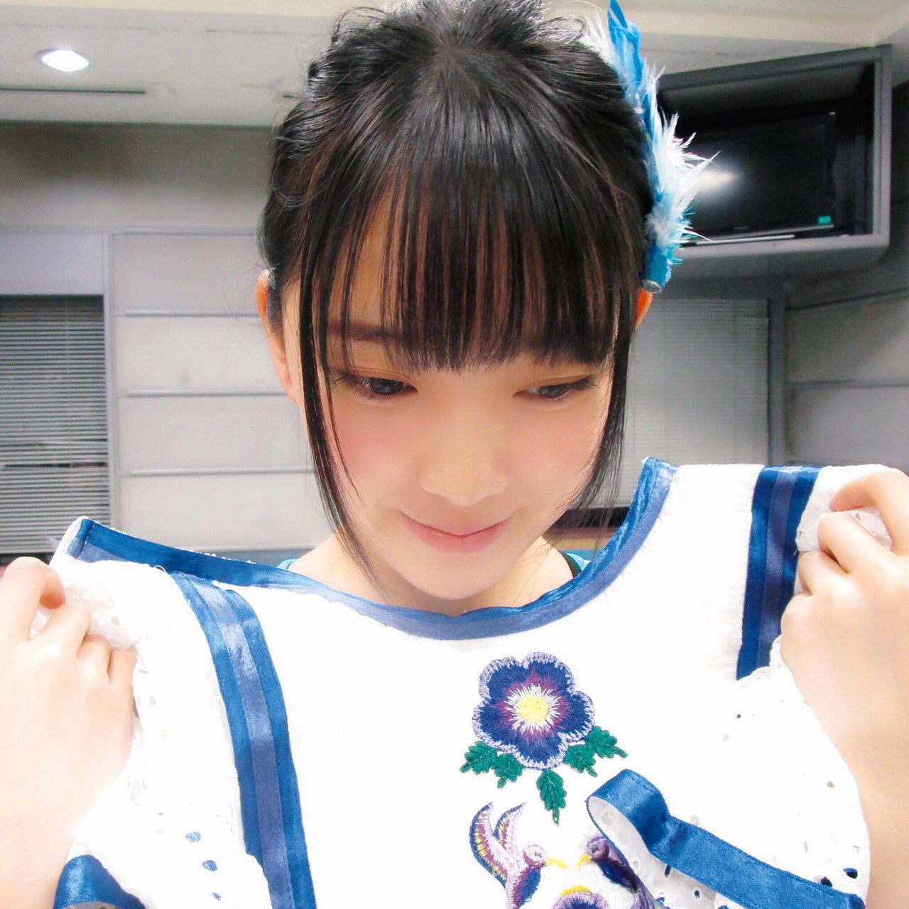 着替え中の堀未央奈（撮影／秋元真夏）（提供写真）