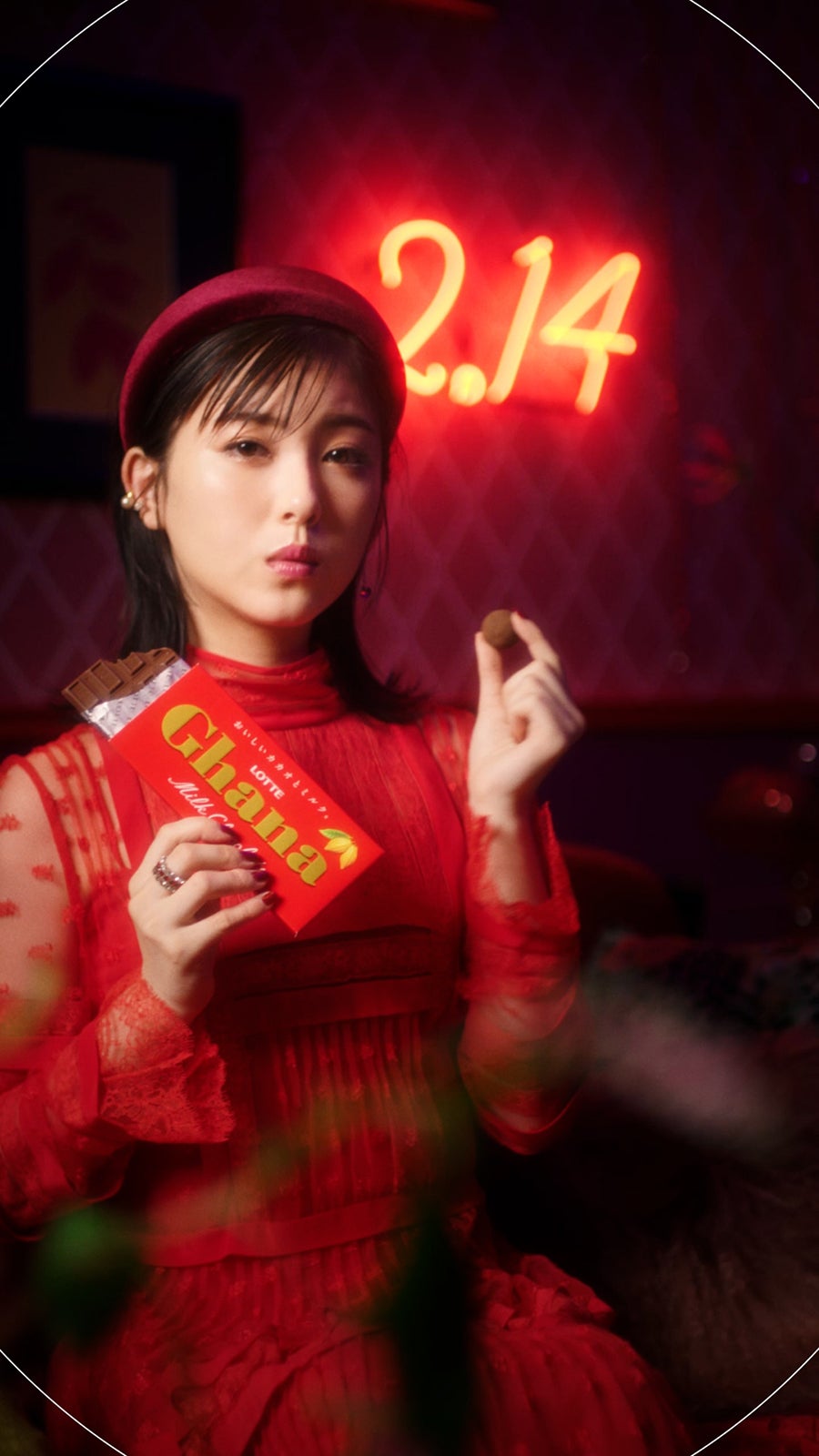 浜辺美波／新WEB動画「チートデー」篇より（提供写真）