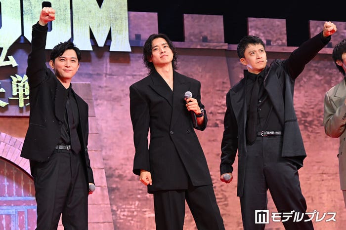 「この夏は!キングダム~!!!」を練習する吉沢亮、山崎賢人、小栗旬(C)モデルプレス