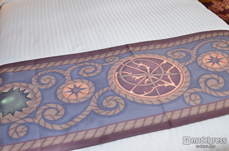 コンパスがデザインされているベッドスロー