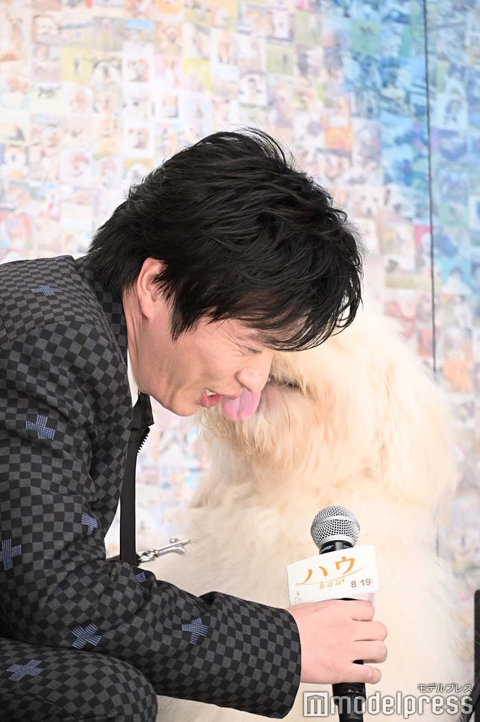 ベックに顔を舐められる田中圭 (C)モデルプレス