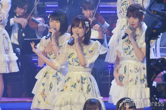 レコ大で歌唱するメンバー(C)モデルプレス