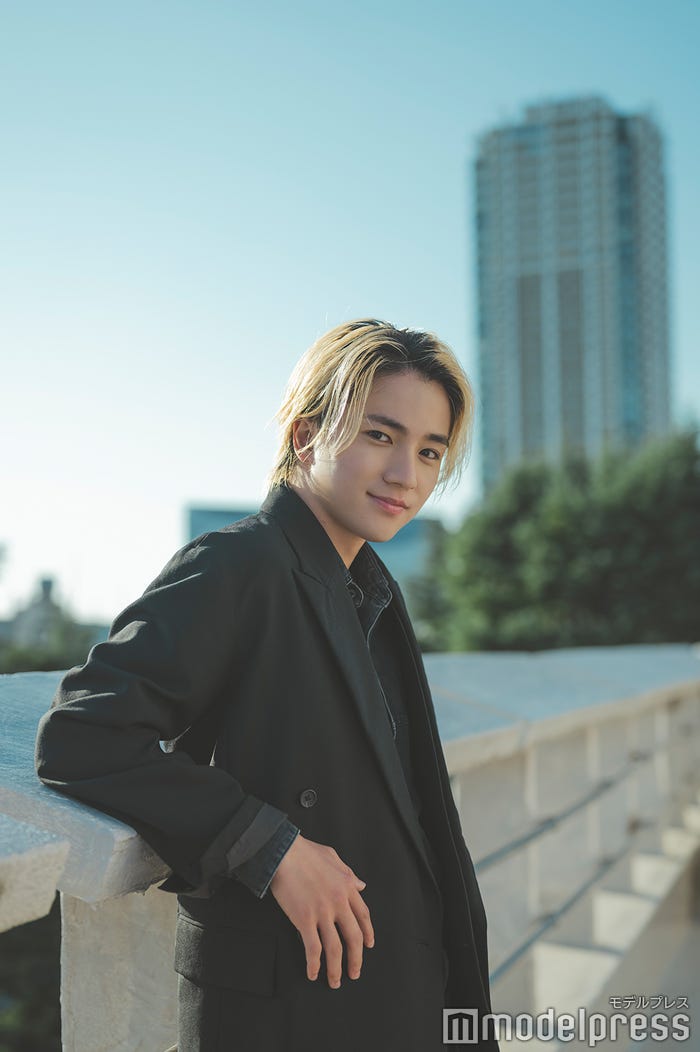 ジャケット¥108,900 パンツ¥53,900(ともにTHE KEIJI/THE KEIJI・IJIIT&Co.表参道) その他(スタイリスト私物) ・問い合わせ先THE KEIJI・IJIIT&Co.表参道03-3499-7355/スタイリスト:富田彩人(White Co.)(C)モデルプレス