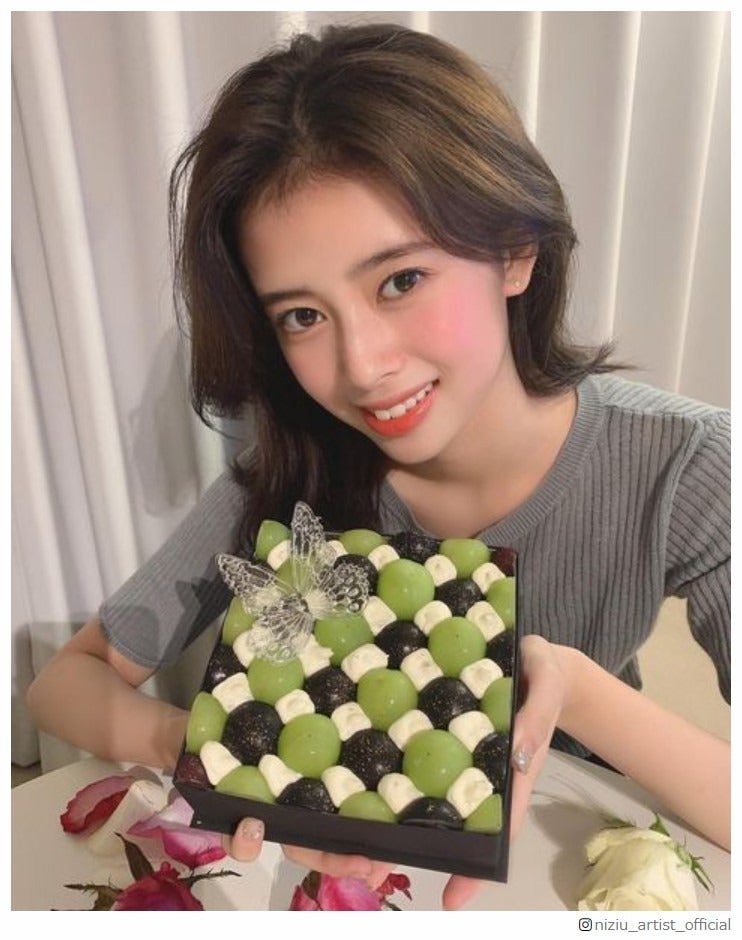 NiziU・RIMA、家族がデビューを祝福 MIIHIとの秘蔵ショットも公開