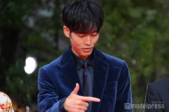ポーズを練習する松坂桃李(C)モデルプレス