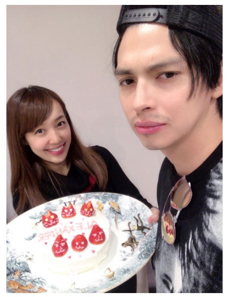 川崎希、夫・アレクサンダーを祝福　“インスタ映え”ケーキを手作り