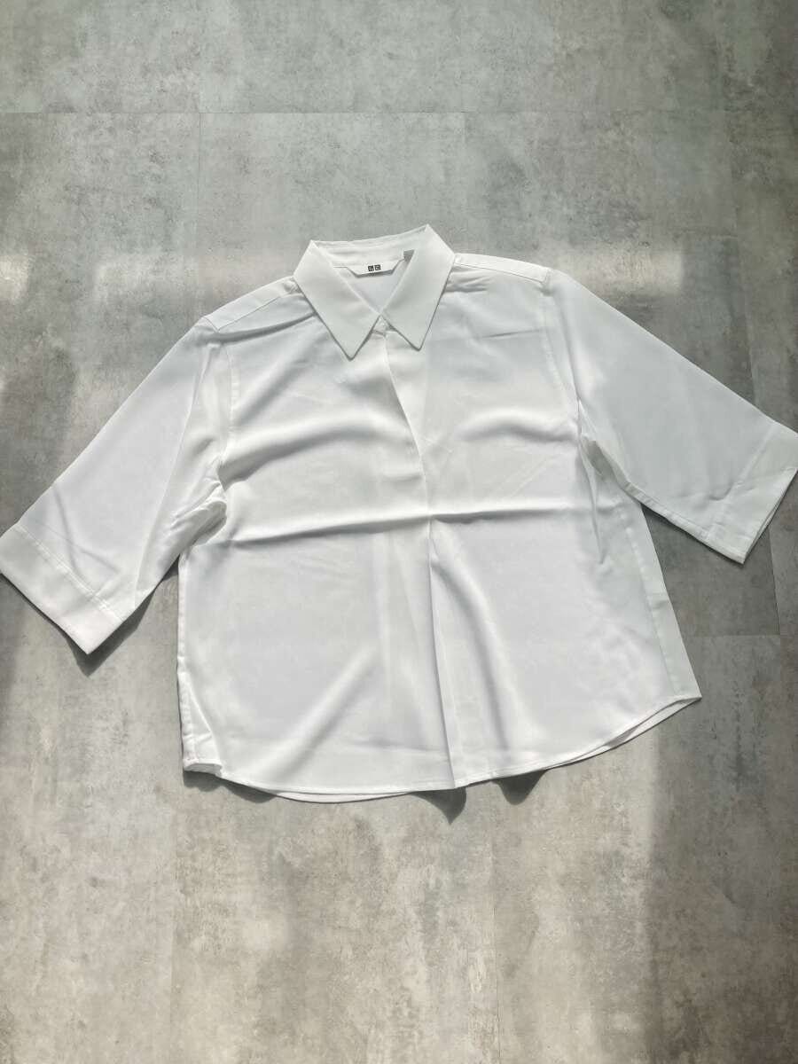 白いレーヨンスキッパーブラウスを平置きした俯瞰 白いレーヨンスキッパーブラウスを平置きした俯瞰