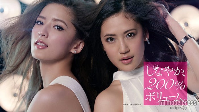 (左から)藤井萩花、藤井夏恋/新CMカットより