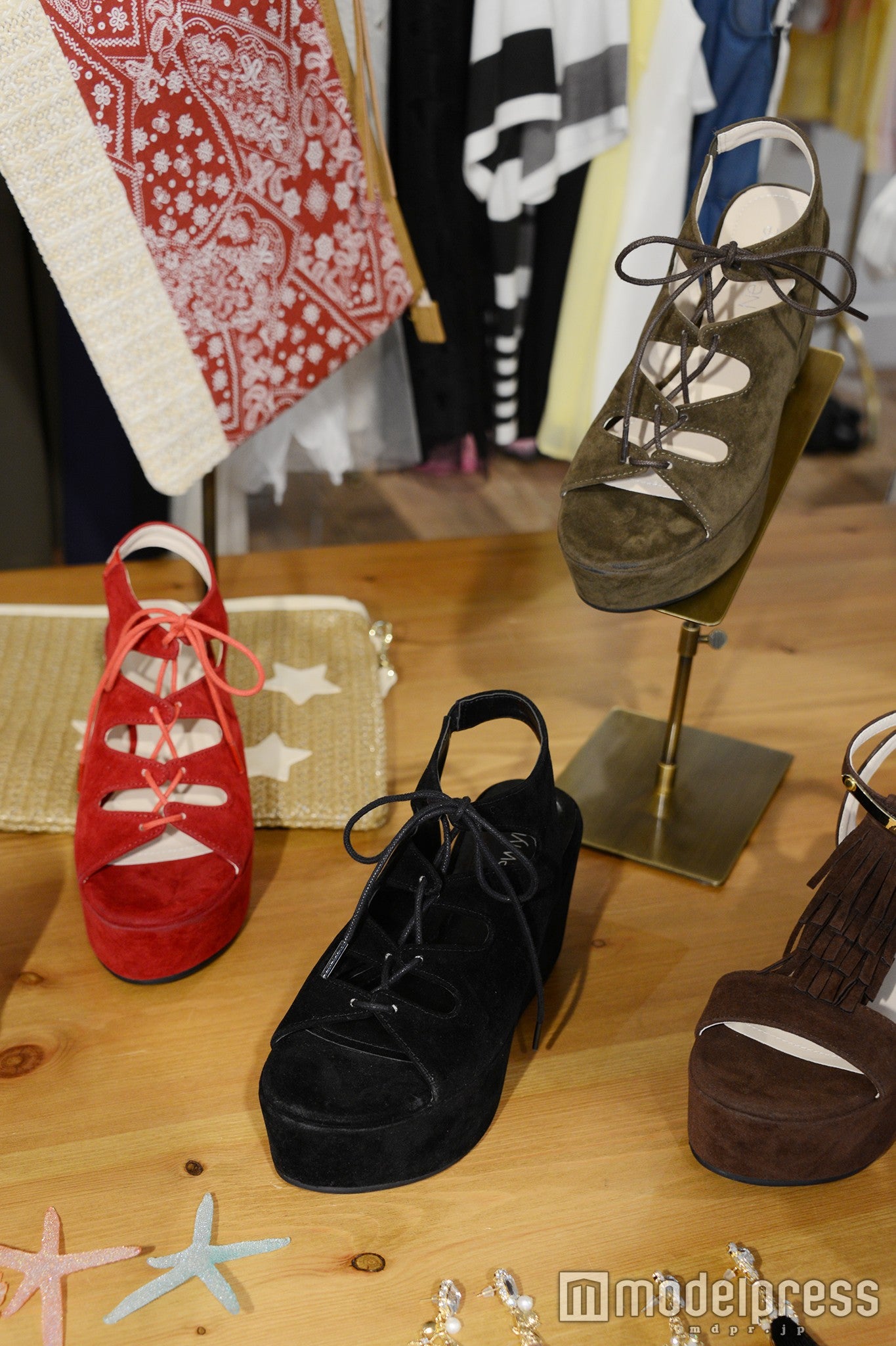 今季トレンドのレースアップシューズ（C）モデルプレス