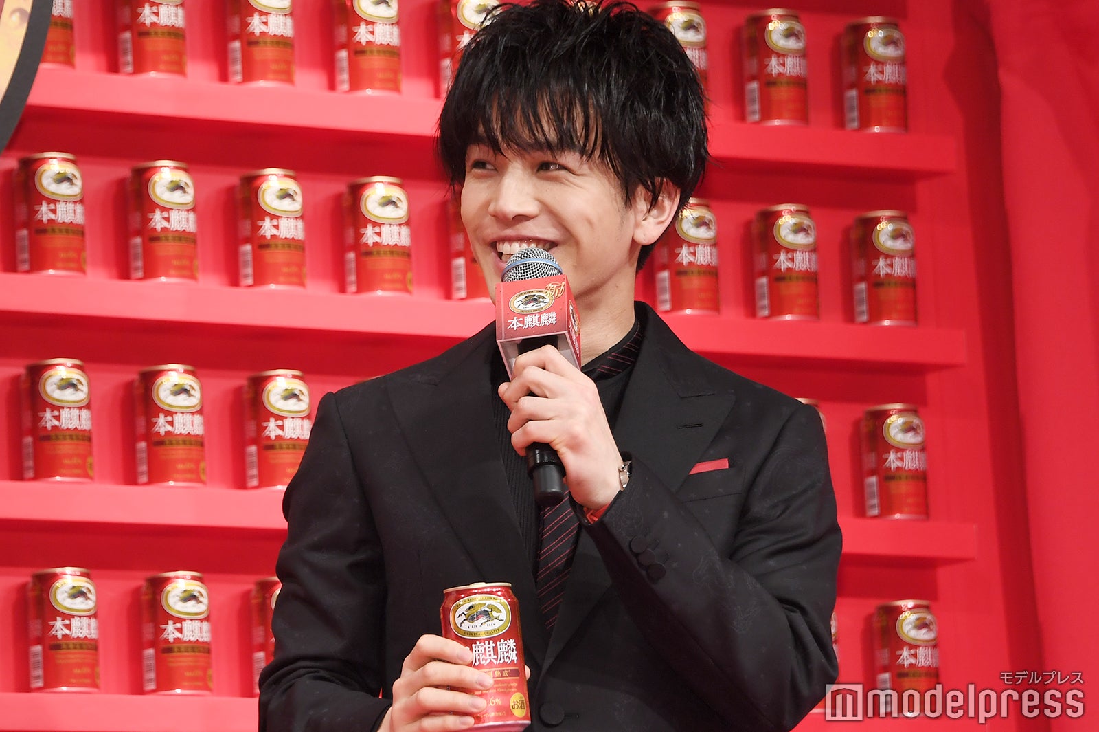 美味しそうな笑顔を見せる岩田剛典 （C）モデルプレス