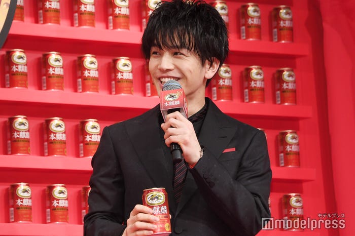 美味しそうな笑顔を見せる岩田剛典 (C)モデルプレス