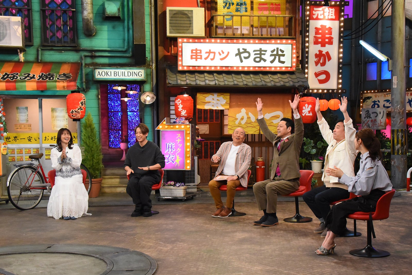 磯山さやか、小山慶一郎、山本浩之、東野幸治、月亭八光、藤江萌（C）カンテレ