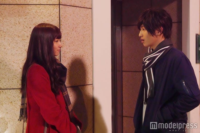 (左から)新川優愛、志尊淳