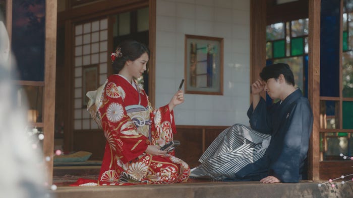 広瀬すず、吉沢亮/「お正月を写そう 2022 チェキ・エモい写真」篇より(提供写真)