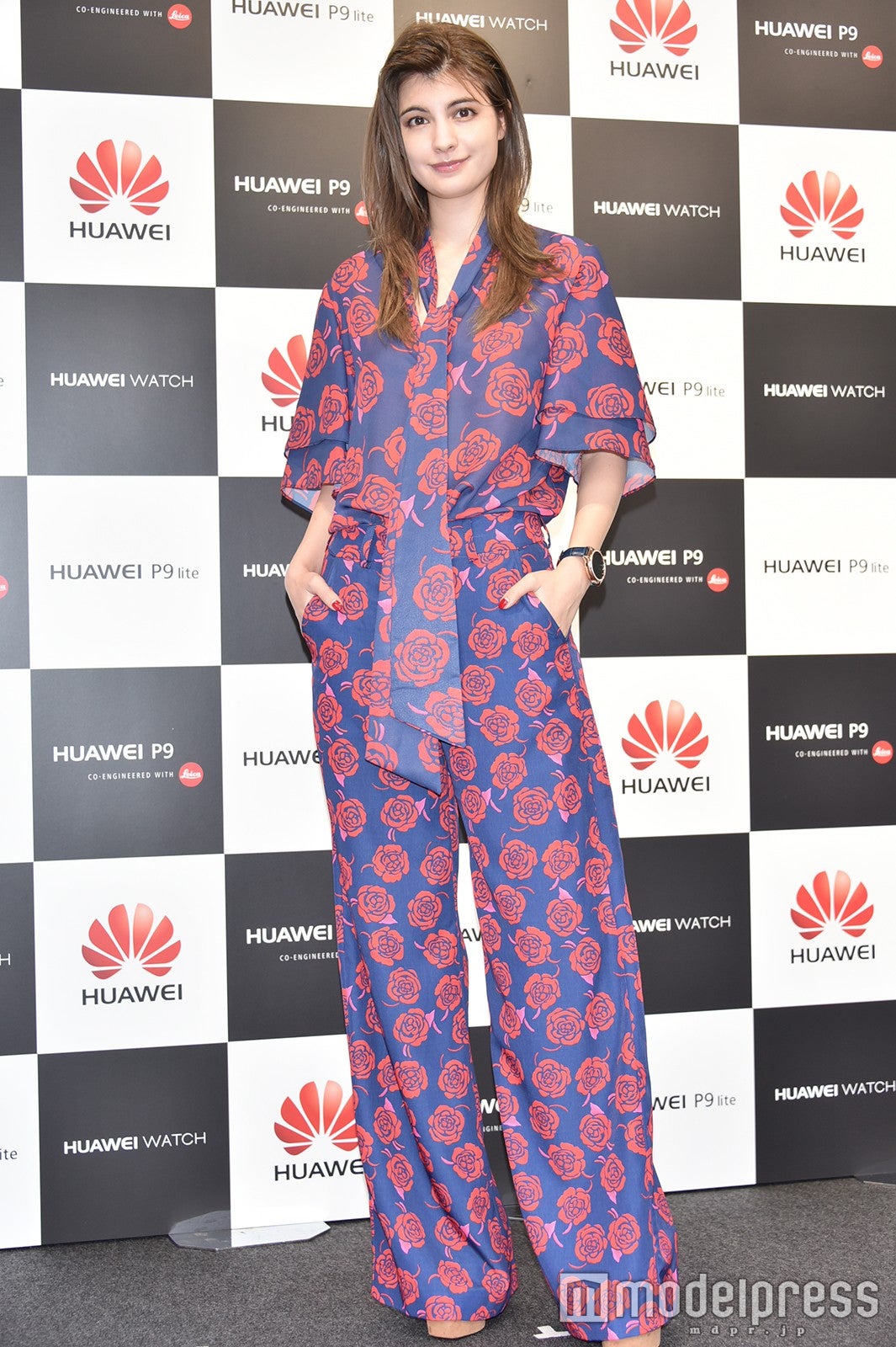 マギー、全身“薔薇コーデ”で存在感　プライベートでの時計事情を明かす