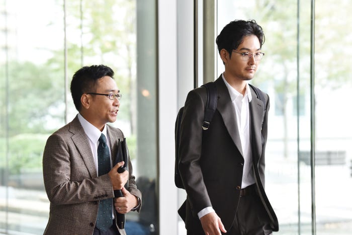 八嶋智人・松田龍平/「獣になれない私たち」第2話より(C)日本テレビ