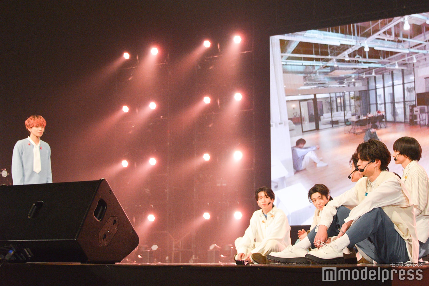 シャッフル寸劇であす花役の宮世琉弥（左） （C）モデルプレス