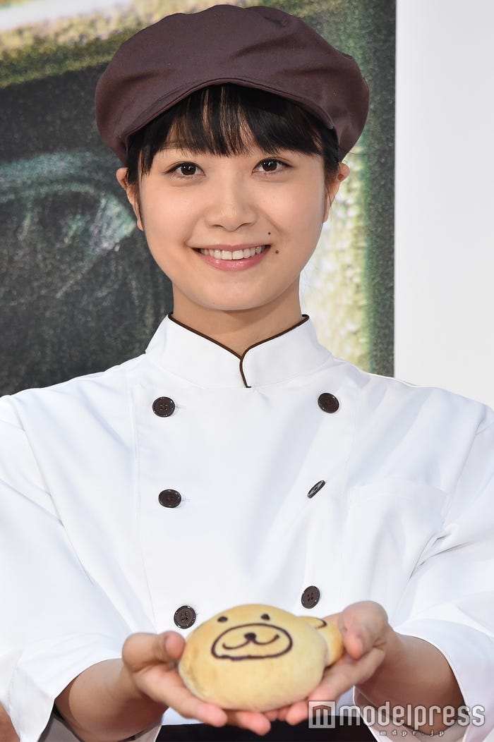 深川麻衣、オリジナルパンを手渡し (C)モデルプレス