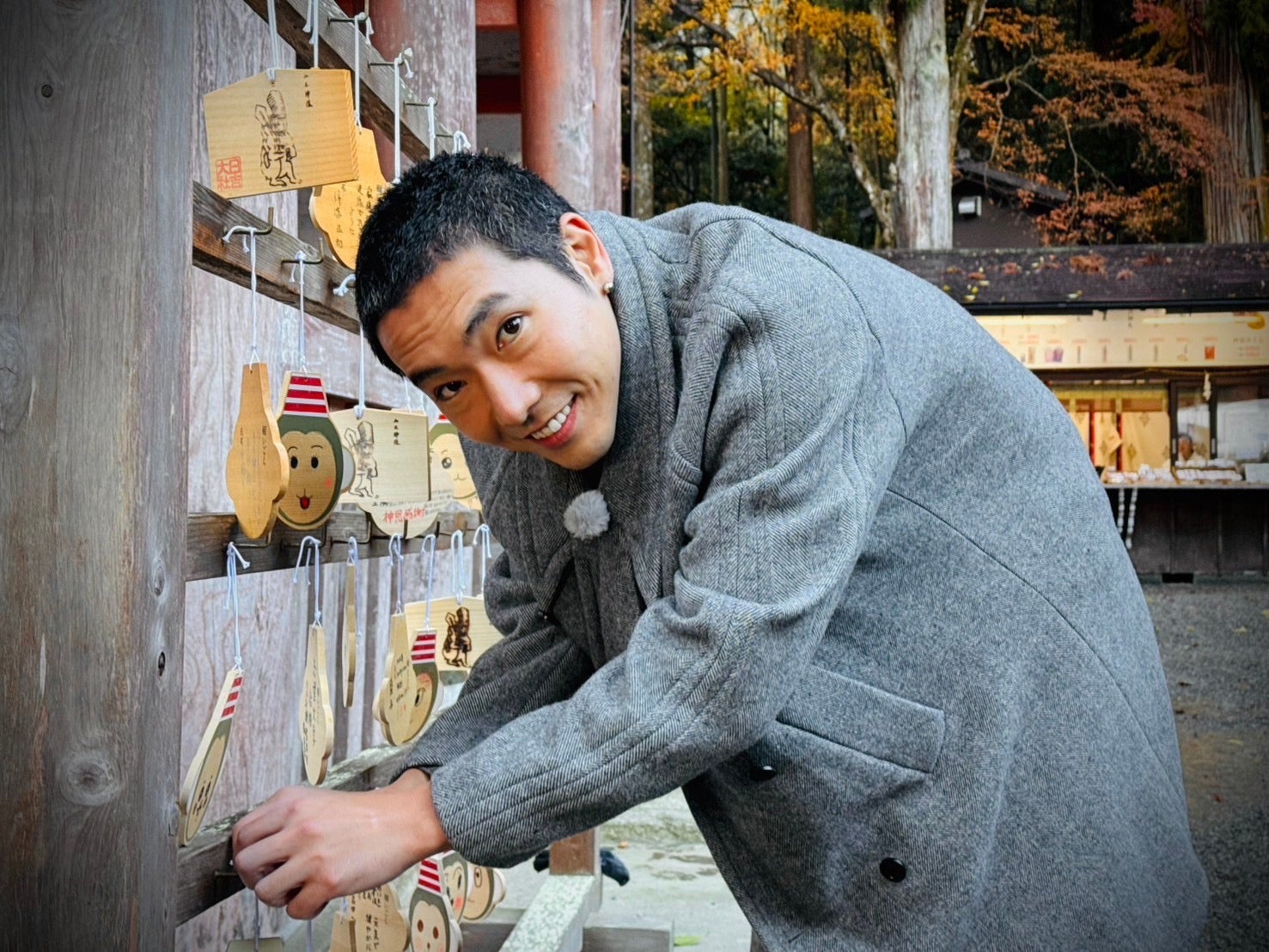 柄本佑「日吉大社」西本宮にて（C）NHK