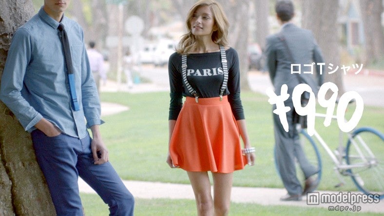 ローラ（右）／新CM「Spring Collection Wear Love」編より