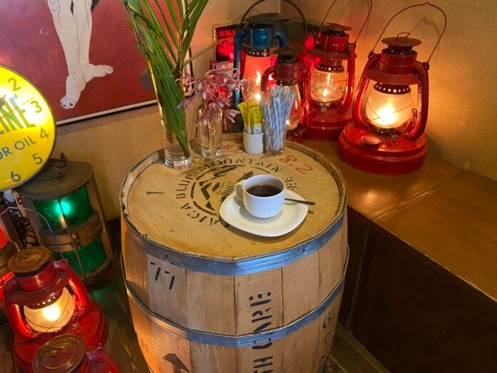 樽をテーブルにした席で、煎りたての豆を淹れた珈琲をいただける