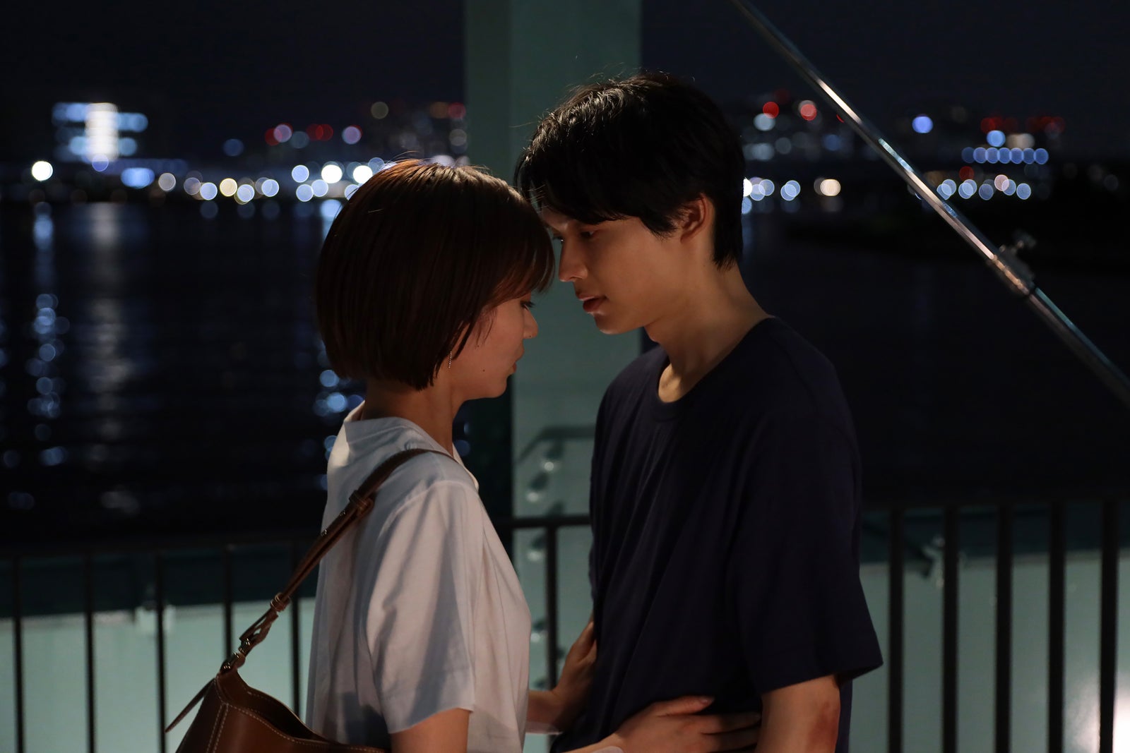 土ドラ「告白」爽太（松村北斗）＆麻里子（岡崎紗絵）がキス 25年の片想いが急展開