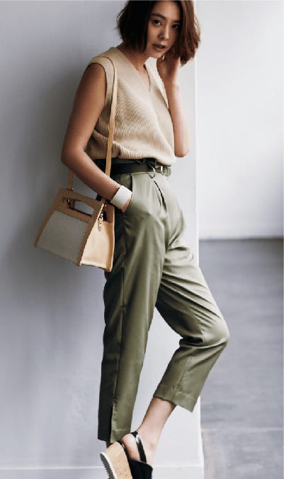 ベルト付きパンツ ¥9,500/31 Sons de mode(ヒロタ)、ノースリーブニット ¥5,800/Mila Owen、バングル ¥6,000/TONAL、スクエアバッグ ¥15,700/サミール ナスリ ジェム、サンダル ¥18,500/タラントン by ダイアナ(ダイアナ 銀座本店)(C)TOPLOG