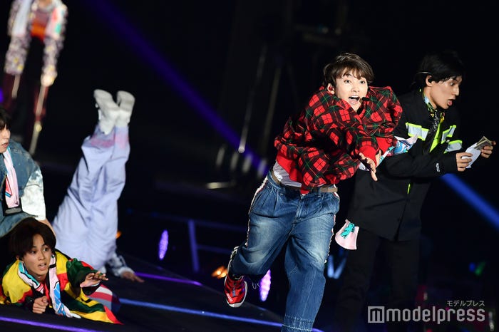 ユーキ(中央)から賄賂を受け取りレースを放棄したユースケ(右)/超特急 (C)モデルプレス