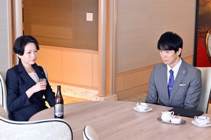 秋山菜津子、佐々木蔵之介/「クロサギ」第9話より(C)TBS