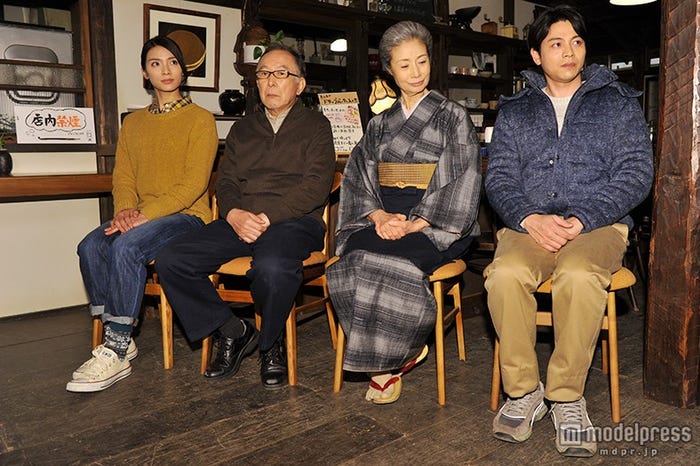 会見の様子/(左から)秋元才加、橋爪功、富司純子、吉沢悠