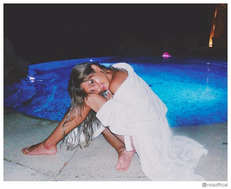 ローラ、バスローブ姿で美ボディあらわSEXYショットに反響