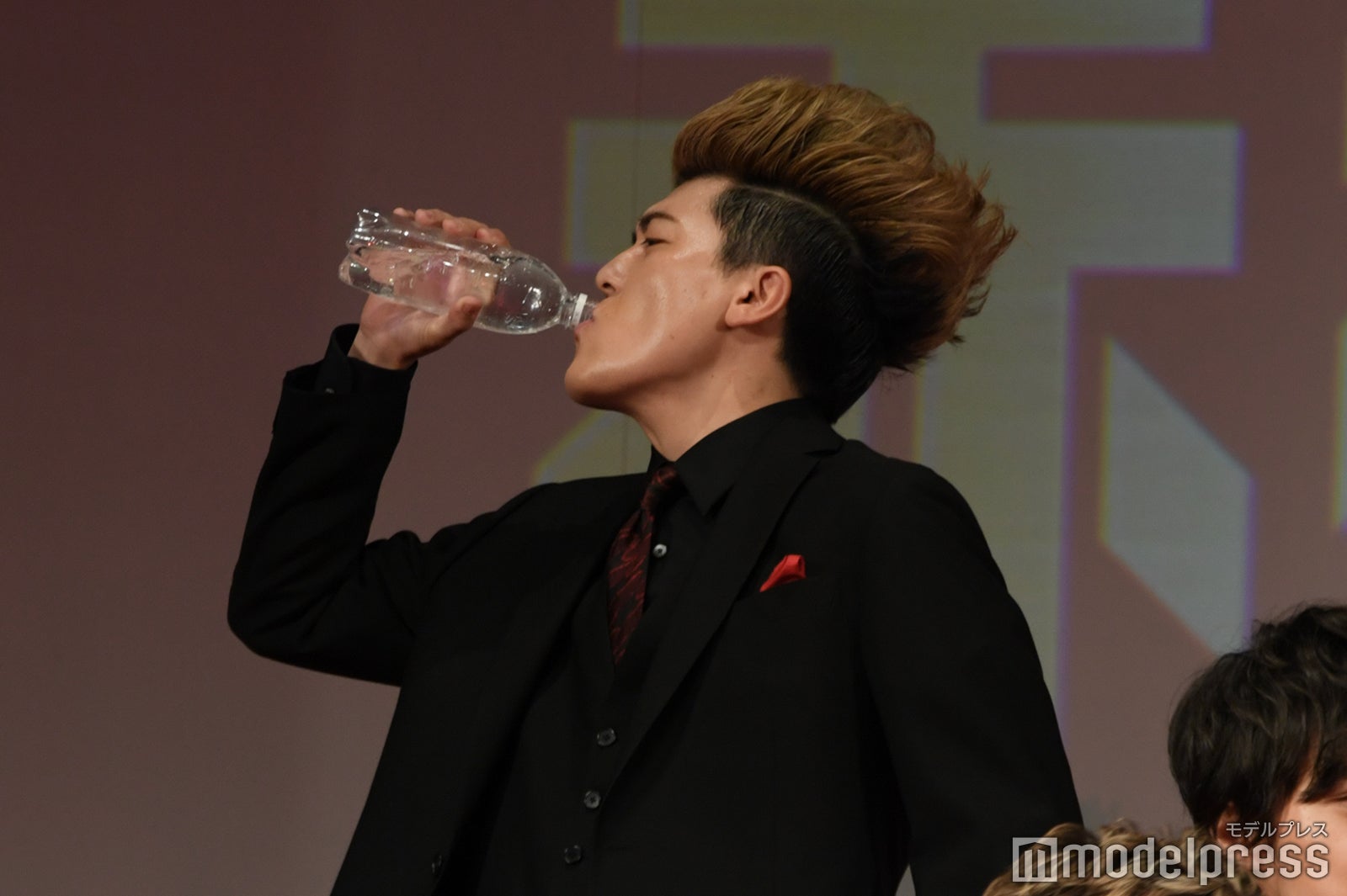 こっそりと炭酸水を飲む有輝（C）モデルプレス