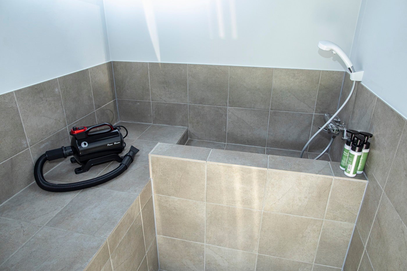 グランハイド ウィズ ドッグ コマツ／画像提供：エイチ・アイ・エス